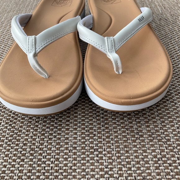 Women’s tan Reef flip flops,9. - Picture 6 of 10